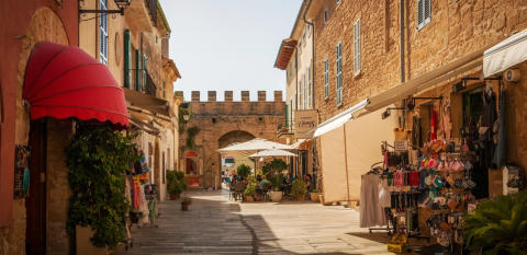 Innenstadt von Alcudia auf Mallorca an einem sonnigen Tag