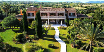 Exklusive und luxuriöse Finca Can Ferragut auf Mallorca mit einem Pool und einem mediterranen Garten