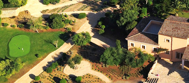 Luxuriöse Finca Can Ferragut mit einem Golfplatz, der von einem mediterranen Garten umgeben ist