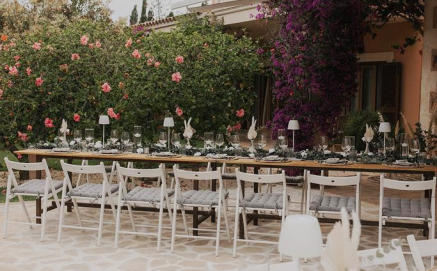 Elegant dekorierter Tisch für eine Hochzeitsfeier in unserer exklusiven luxuriösen Finca