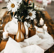 Elegant dekorierter Tisch mit weißen Blumen und Kerzen 