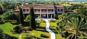 Exklusive und luxuriöse Finca Can Ferragut auf Mallorca mit einem Pool und einem mediterranen Garten